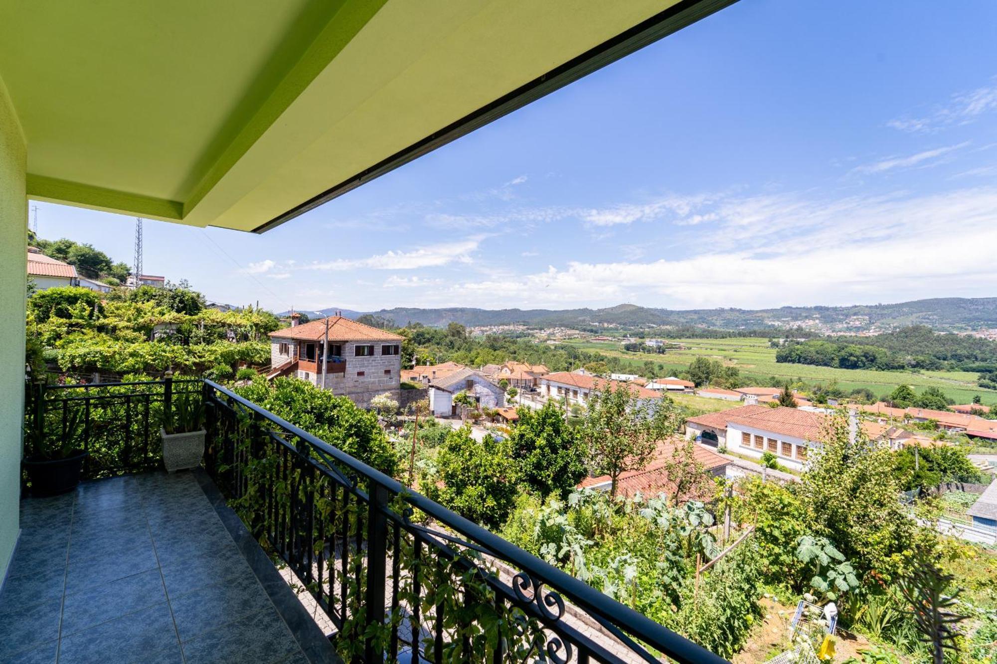 Gondomar Guimaraes - Moradia V3 Com Piscina Natural By House And People Exterior photo